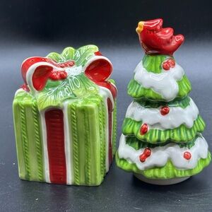 Fitz and Floyd Festive Christmas Green and Red Shakers Cardinal